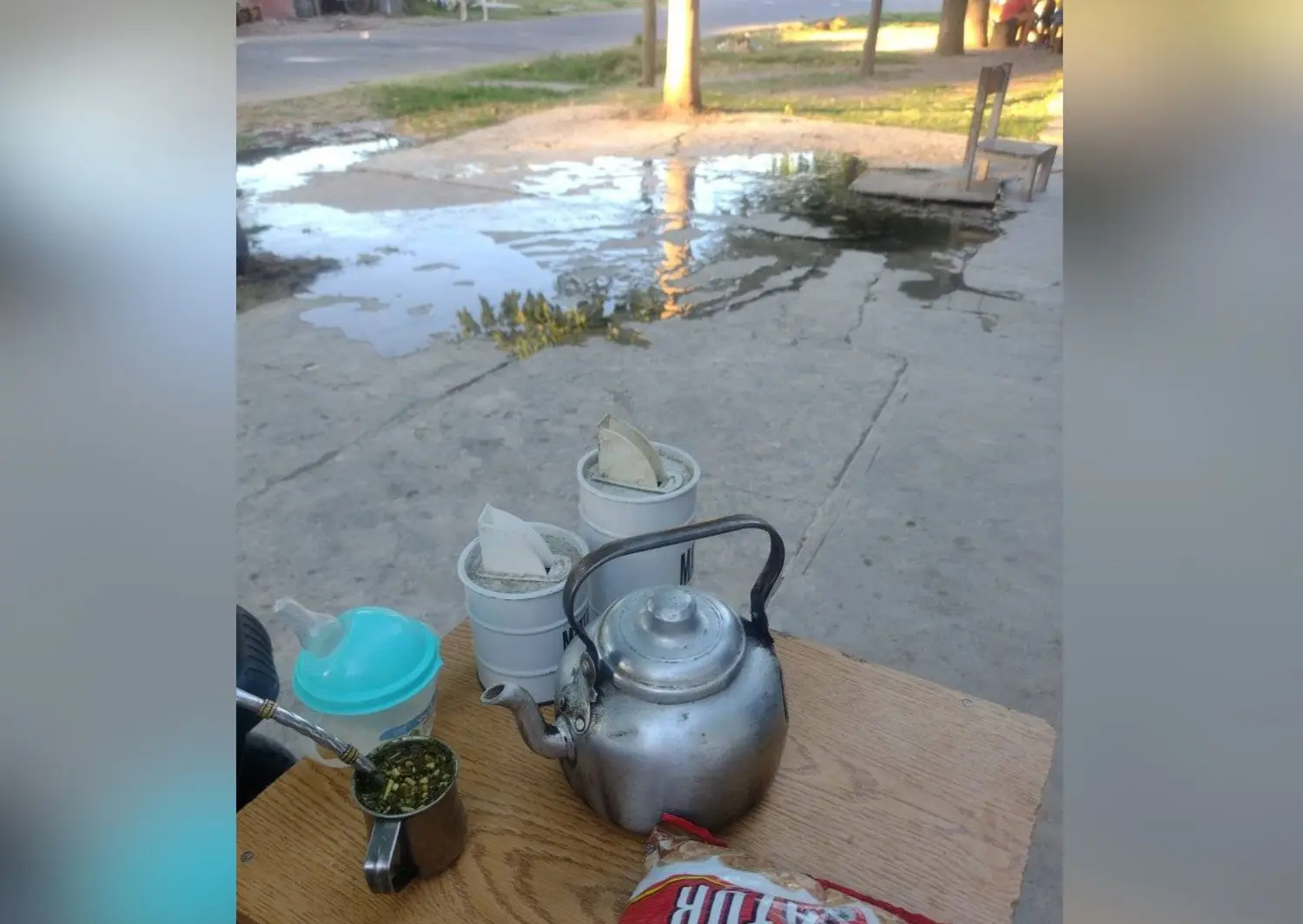 Las Provincias y Aulí: "Tomar mates en la vereda es imposible por el olor"