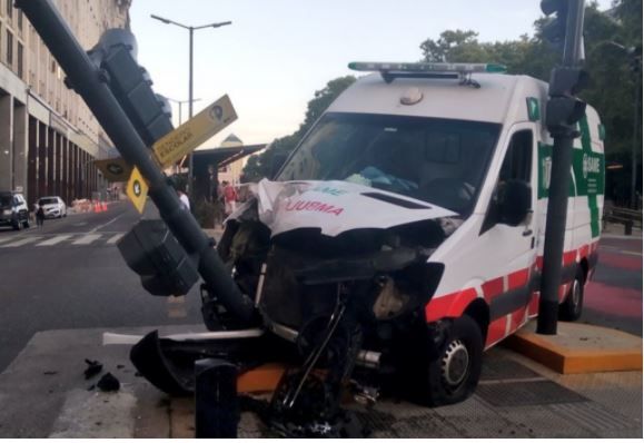 Una ambulancia del SAME se incrustó contra un semáforo