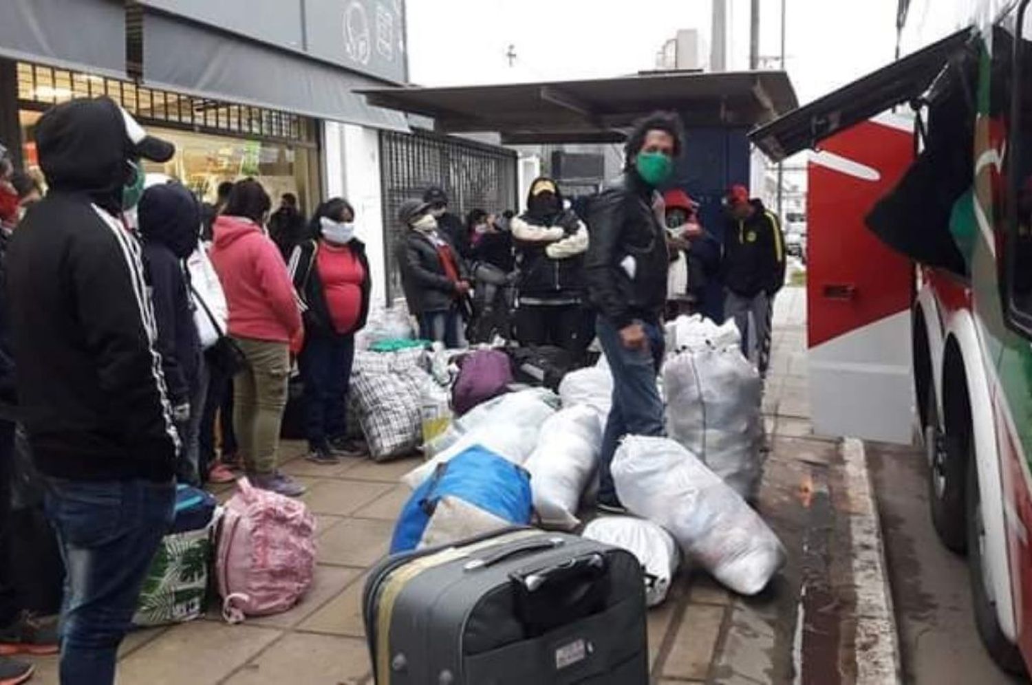 La Municipalidad facilitó que 82 personas volvieran a sus lugares de origen