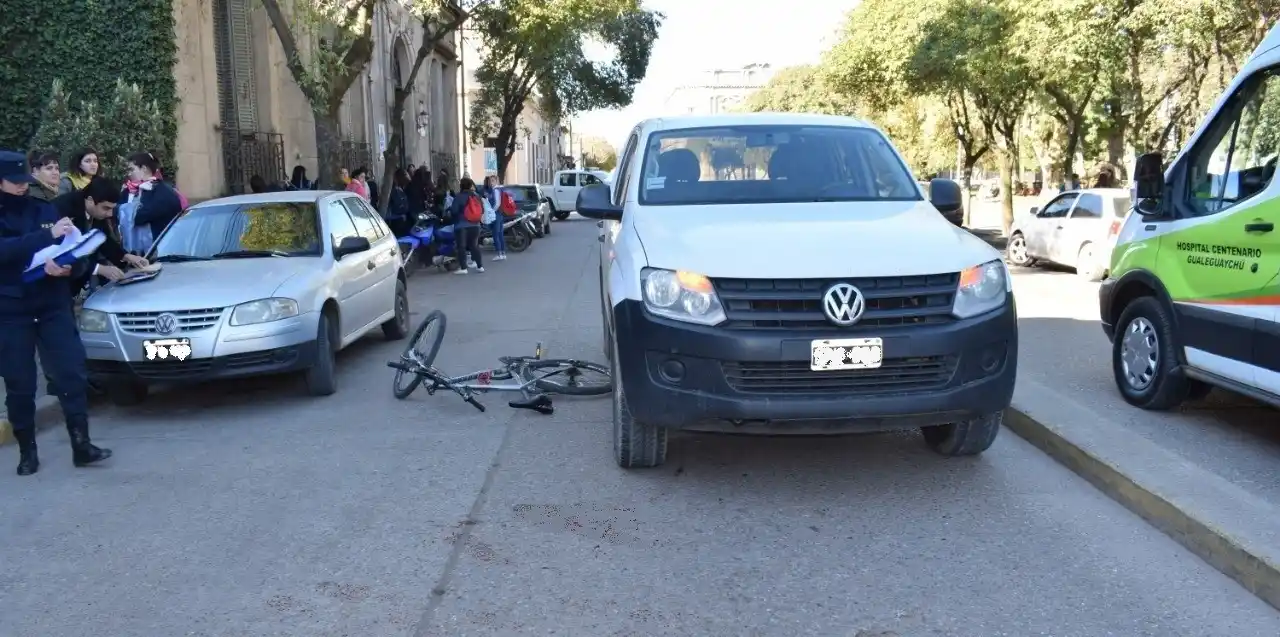 Abrió la puerta sin mirar y un ciclista casi es atropellado