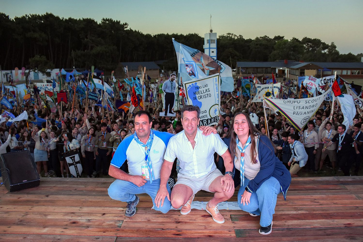 En el escenario. Arturo Rojas con los organizadores scouts