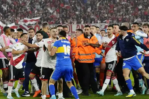 Las sanciones a los jugadores tras los incidentes en el Superclásico