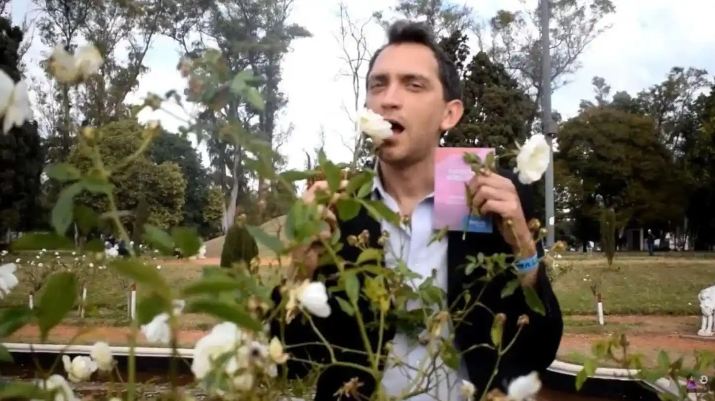 Se vacunó contra el Covid y armó un video típico "de cumple de 15" que se volvió viral