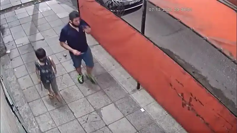 Insólito: Fue a robar el toldo de una pizzería y llevó a su hijo para que lo ayudara