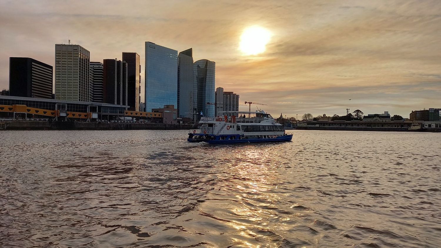 Un paseo distinto: el catamarán une Puerto Madero con La Boca y regala vistas únicas de la Ciudad al atardecer. Ideal para grandes y chicos.