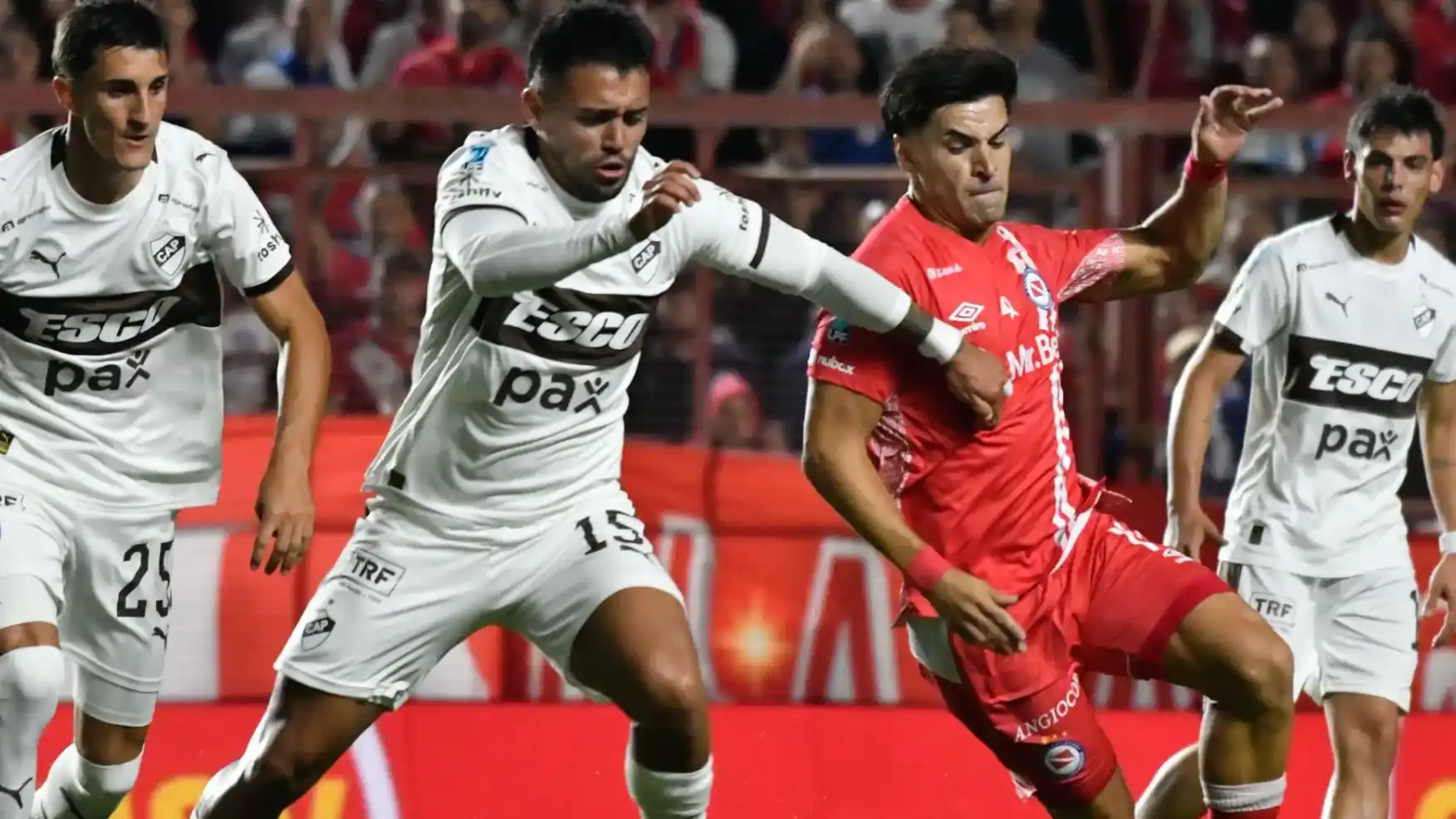 Argentinos lo ganó con un penal en el final