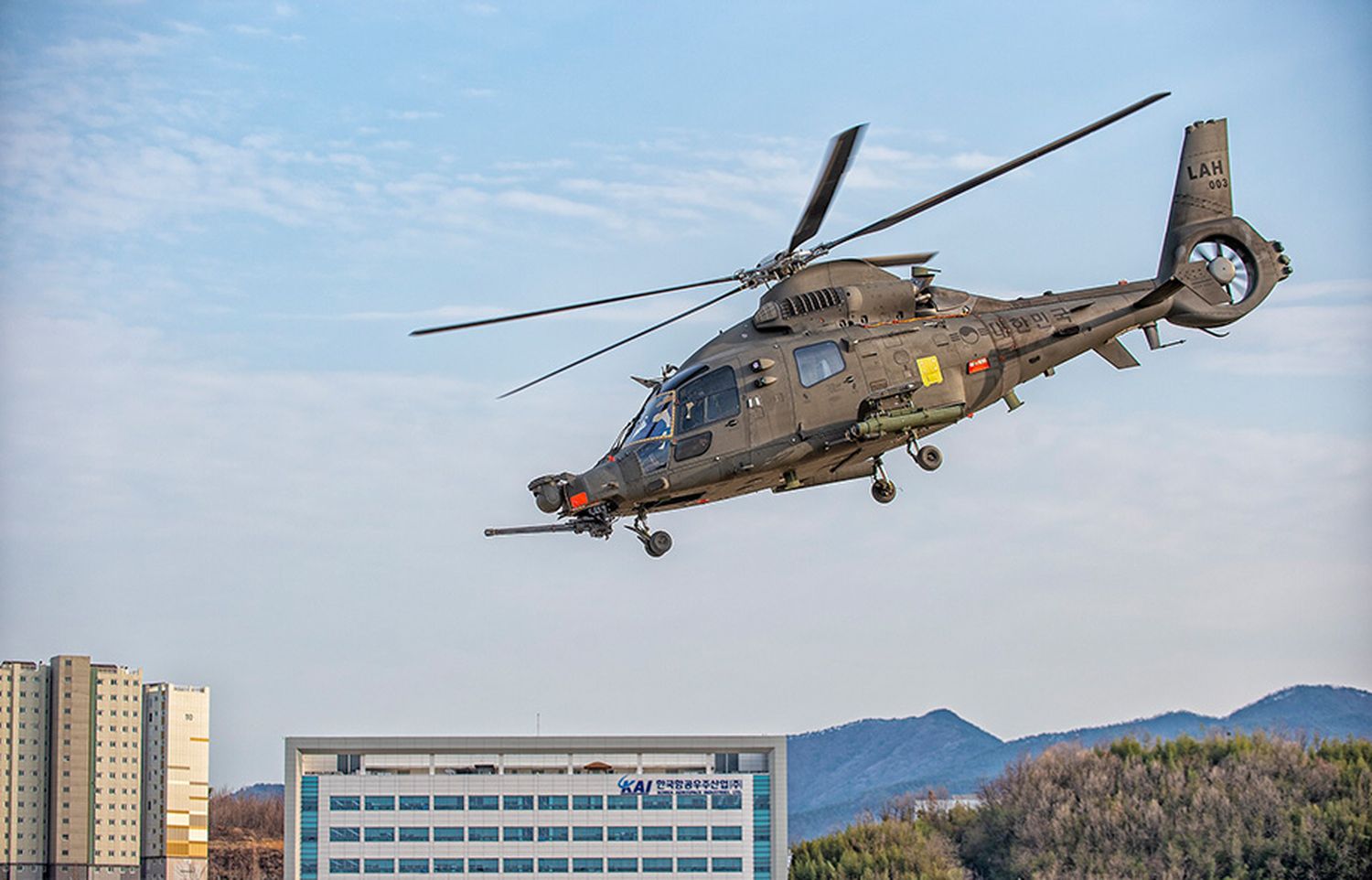 Seúl firmó el primer contrato de producción del helicóptero ligero armado (LAH)