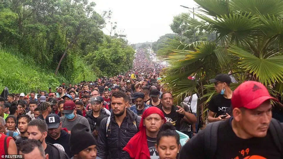 Los migrantes elevan consignas en defensa de sus derechos  !No somos criminales!.