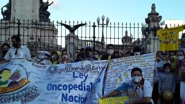 Padres de niños con cáncer piden por la Ley Oncopediátrica