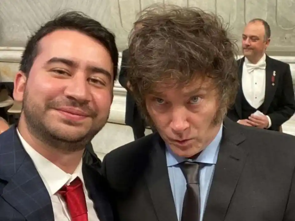 Nahuel Sotelo junto a Javier Milei.