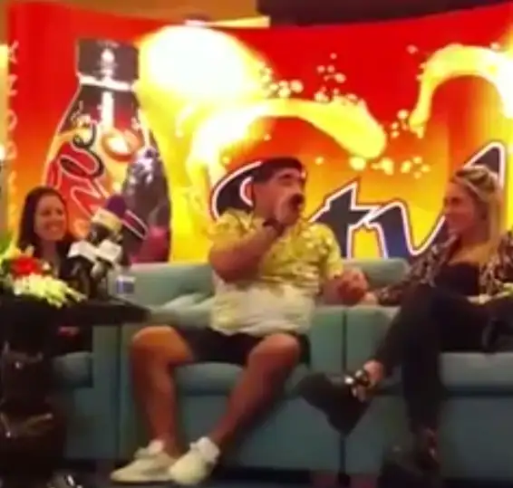 Mirá la serenata que le cantó Diego Maradona a Rocío Oliva