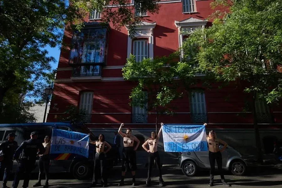 Militantes feministas se desnudaron frente a la Embajada argentina en España para repudiar la presencia de Milei