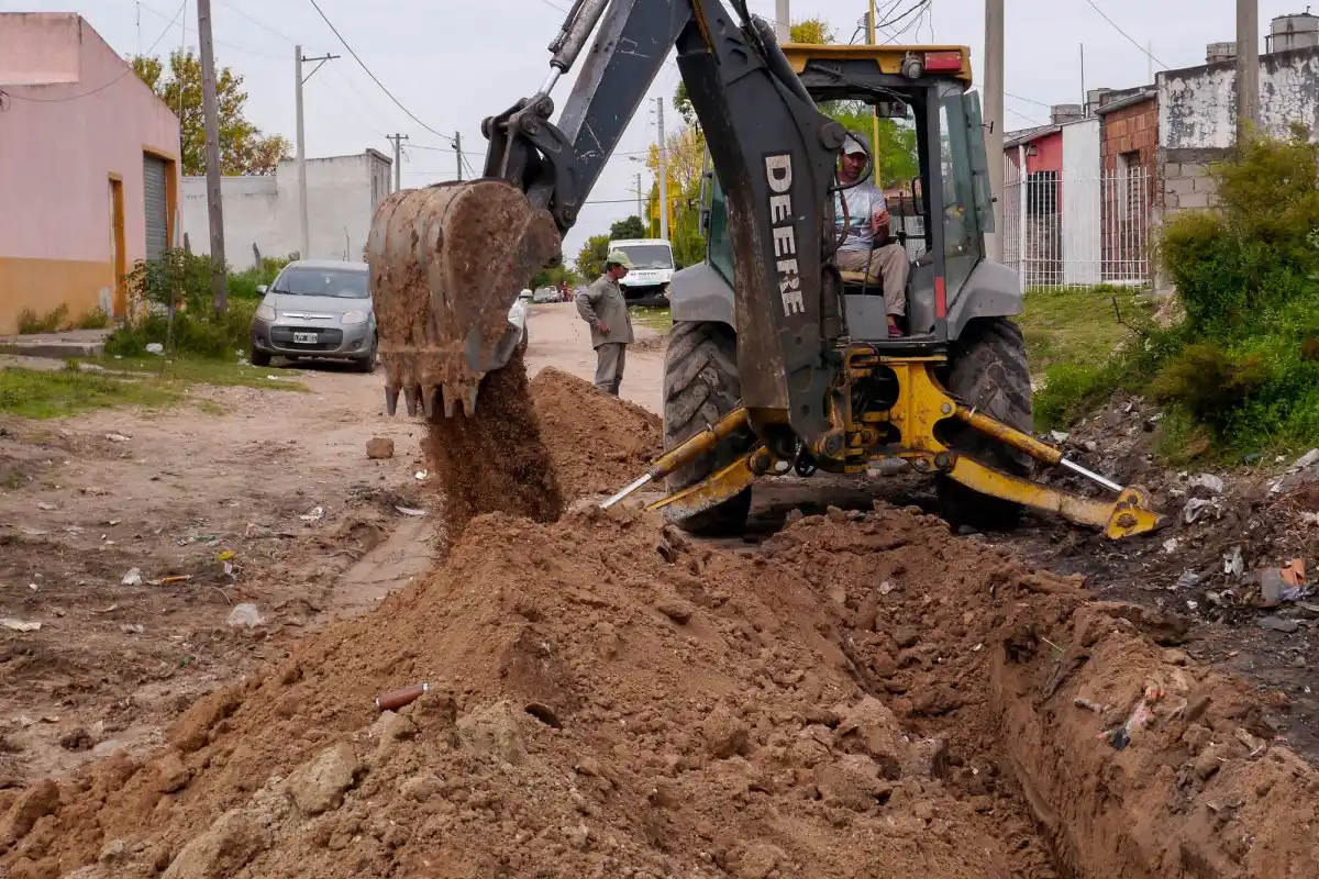 Trabajan en extensiones de red de cloacas en la ciudad: las zonas