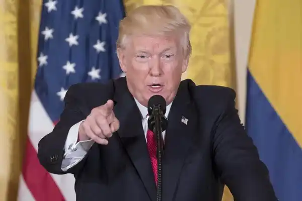 Trump recurre a la Corte Suprema para desbloquear el veto migratorio