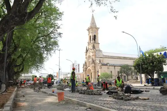 Puesta en valor del centro histórico: avanza la obra de restauración del adoquinado