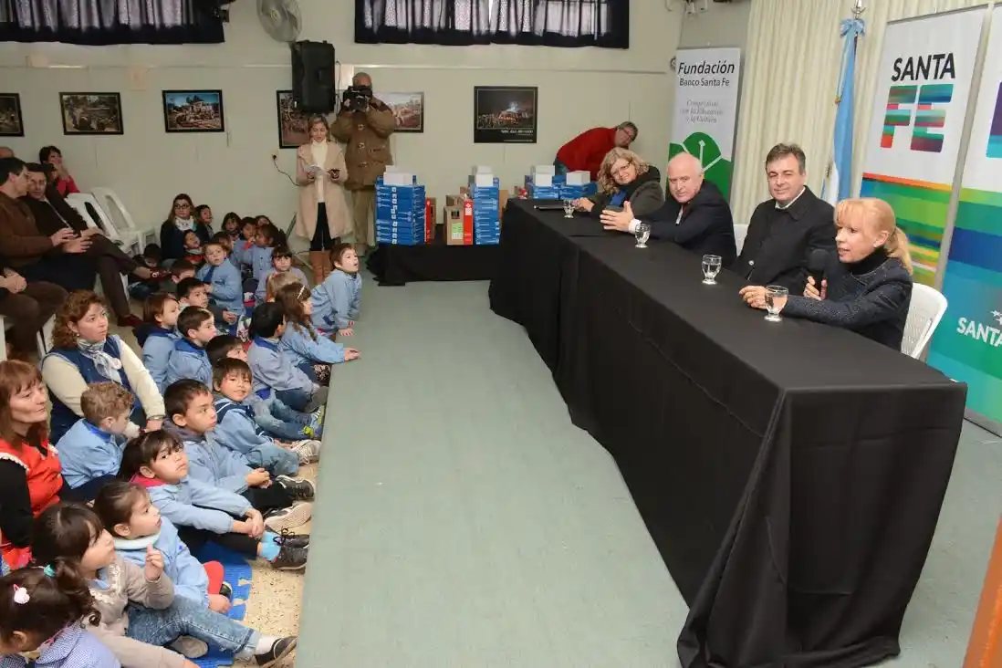 La Fundación Banco de Santa Fe donó kits tecnológicos