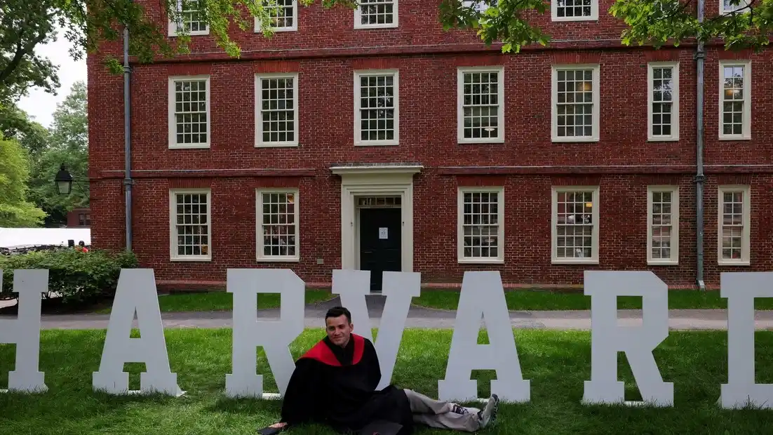 La universidad de Harvard tiene más de 6.000 estudiantes extranjeros de 140 países, incluidos 58 argentinos.