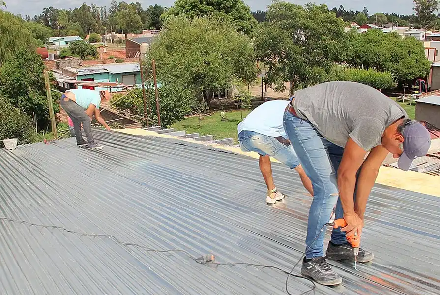 Siguen con la construcción del techo del Jardín Maternal Nº 1