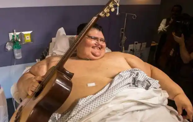 Cómo es la vida del hombre más obeso del mundo que pesa 218 kilos