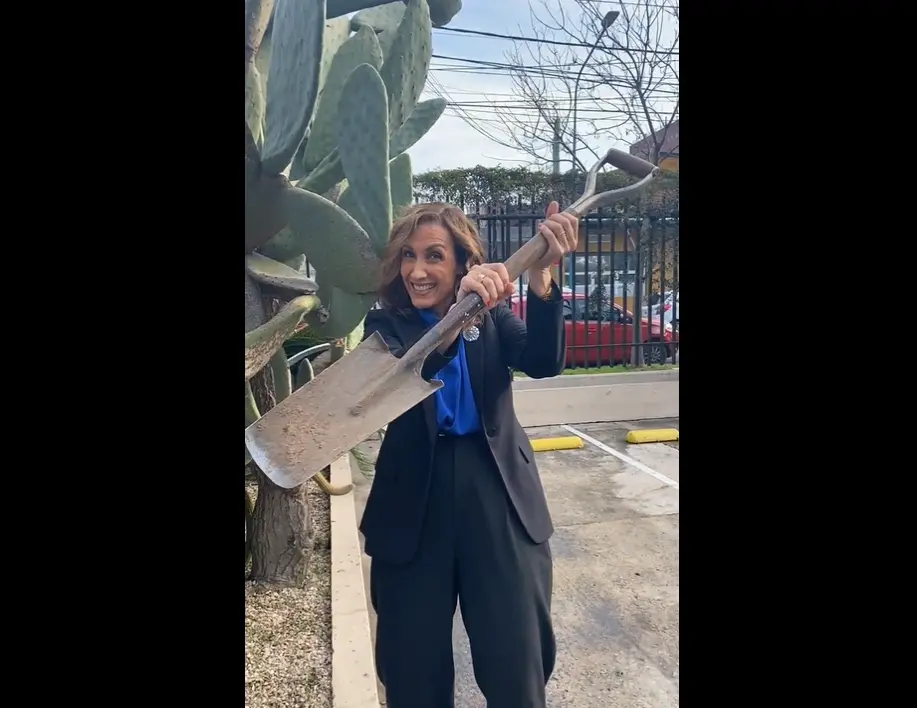 Arietto les mostró una pala: "Piqueteros parásitos que usan a los pobres, miren con lo que los esperamos en La Rural"