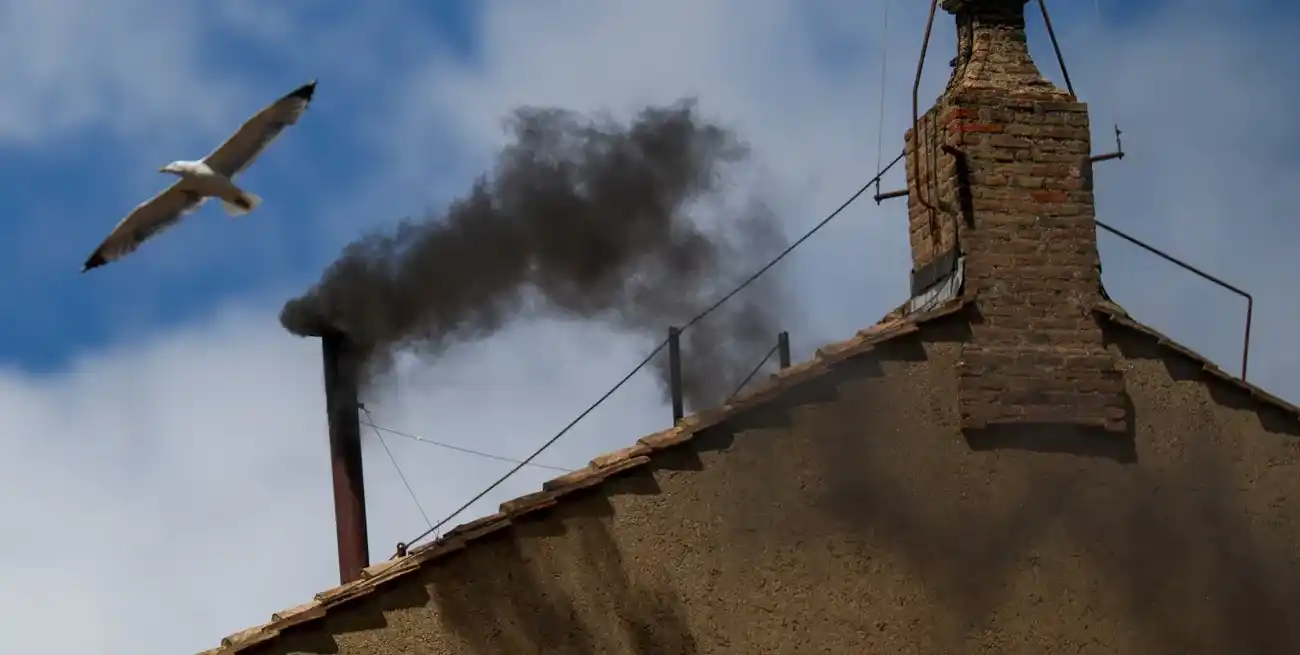 Fumata negra en el Vaticano este jueves. Crédito: Hannah McKay/Reuters