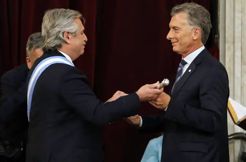 Alberto Fernández asumió como presidente y llamó a «superar el muro del odio»