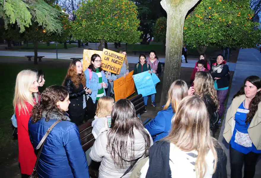 Alumnos y docentes de la Secundaria 2 se manifestaron para exigir  un edificio digno 