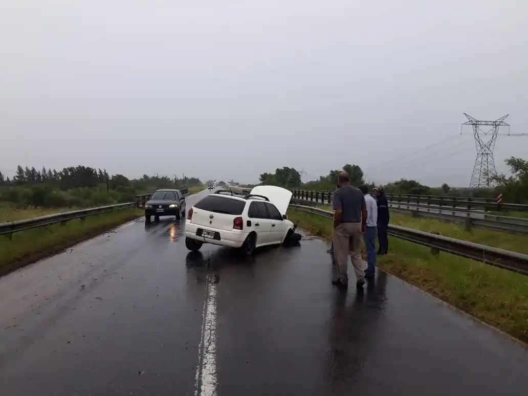 Un auto chocó contra el guardarrail en la ruta 12