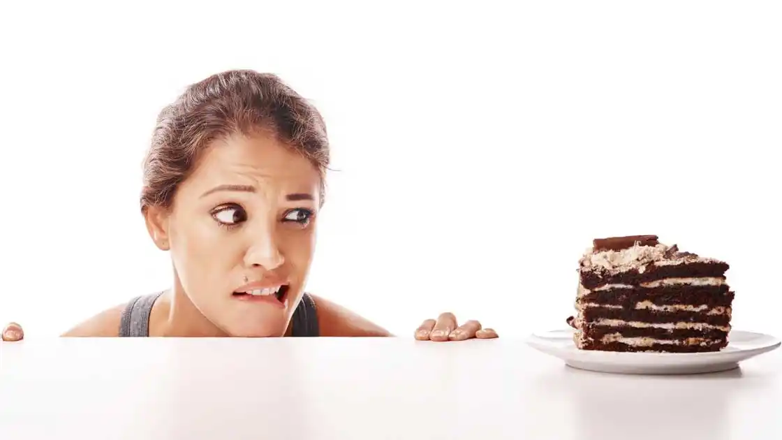 “Una persona sedentaria puede proponerse que, cuando sienta ansiedad, en lugar de comer ultraprocesados, salir a caminar", recomendó el profesional.