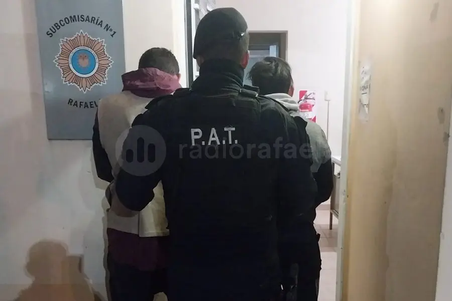 A las 5 de la mañana, viajaban en moto con un aire acondicionado: quedaron detenidos