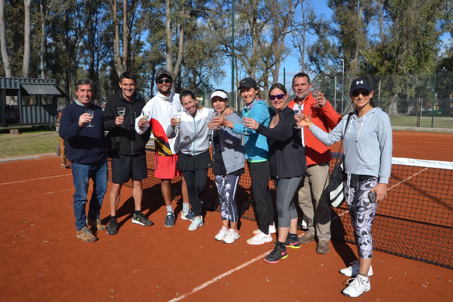 El pasado martes un grupo de amigos y colaboradores se acercaron hasta el Villa Alegre Tenis (VAT) para levantar la copa y brindar por un auspicioso comienzo de este ambicioso emprendimiento tenístico.