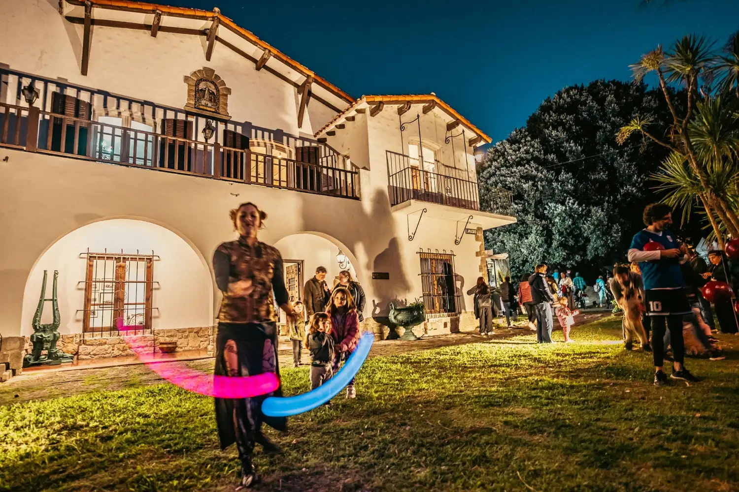 La programación incluye muestras permanentes y temporarias, ciclos de charlas y actividades teatrales y recreativas.
