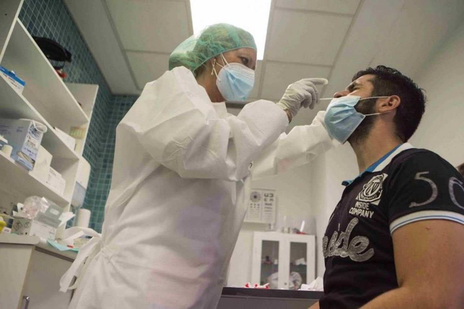 Después de 20 semanas, volvió a subir el promedio de contagios en el país