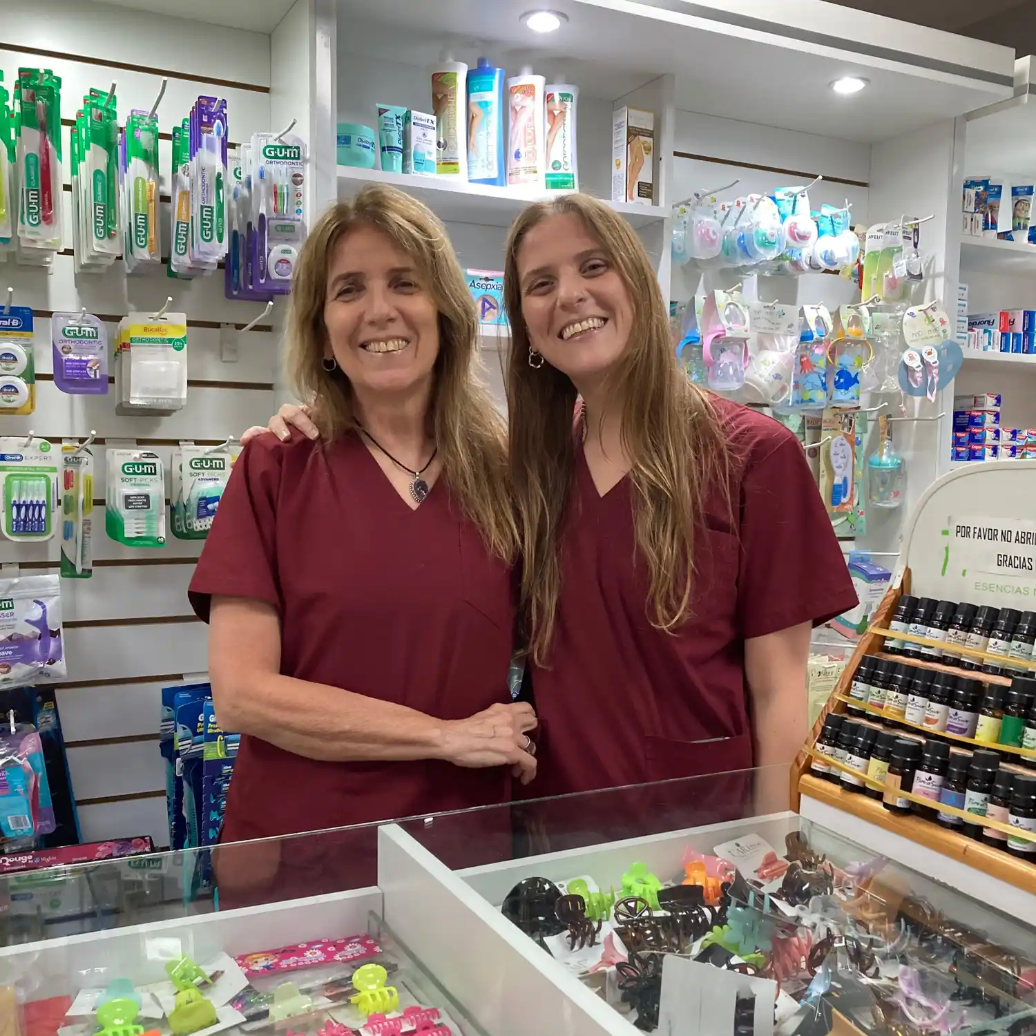 Mónica e Inés, madre e hija, comparten no solo la profesión farmacéutica, sino también un profundo amor por ayudar a su comunidad
