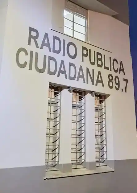 Una radio con micrófonos que nunca sintonizaron a la gente
