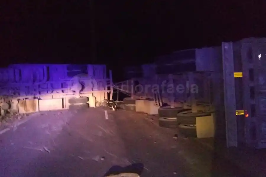 Un camión de carbón y leña volcó sobre RP23 y cortó completamente el tránsito