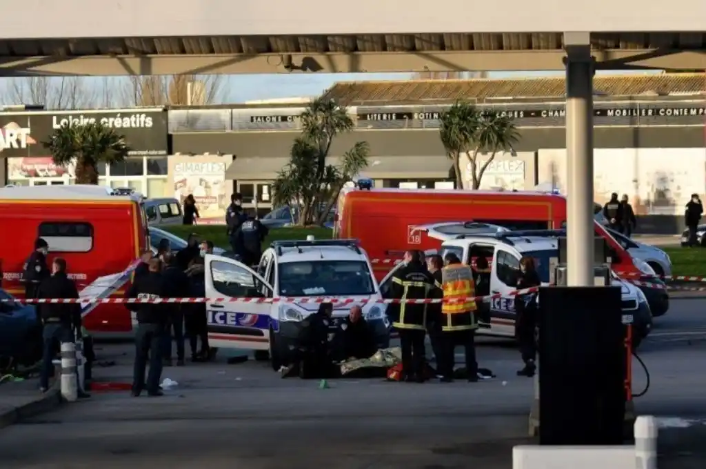 Francia: se vistió de ninja, robó un auto e hirió a dos policías con una katana