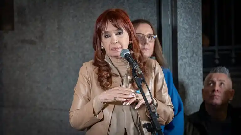 Cristina Kirchner confirma que se entregará el miércoles y exige prisión domiciliaria