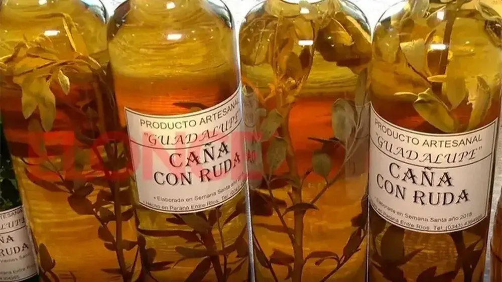 Caña con ruda, un ritual originario de América que aún perdura, aunque resignificado con el paso del tiempo.
