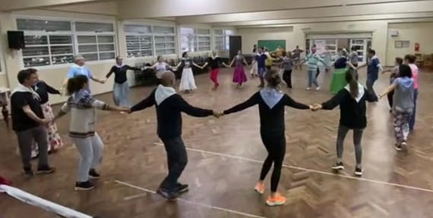 Ensayo del Pericón Nacional que bailarán el 9 de Julio.--