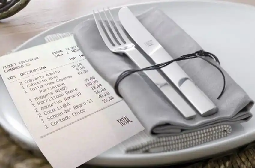 Cobrar «servicio de mesa» sin explicar lo que incluye sería ilegal