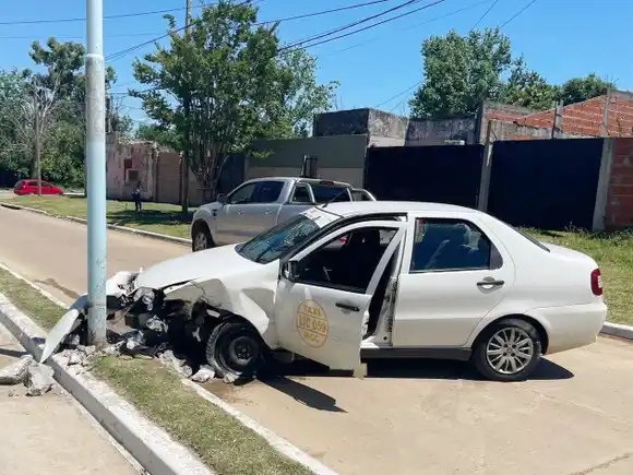 Un taxista resultó lesionado tras colisionar contra una columna