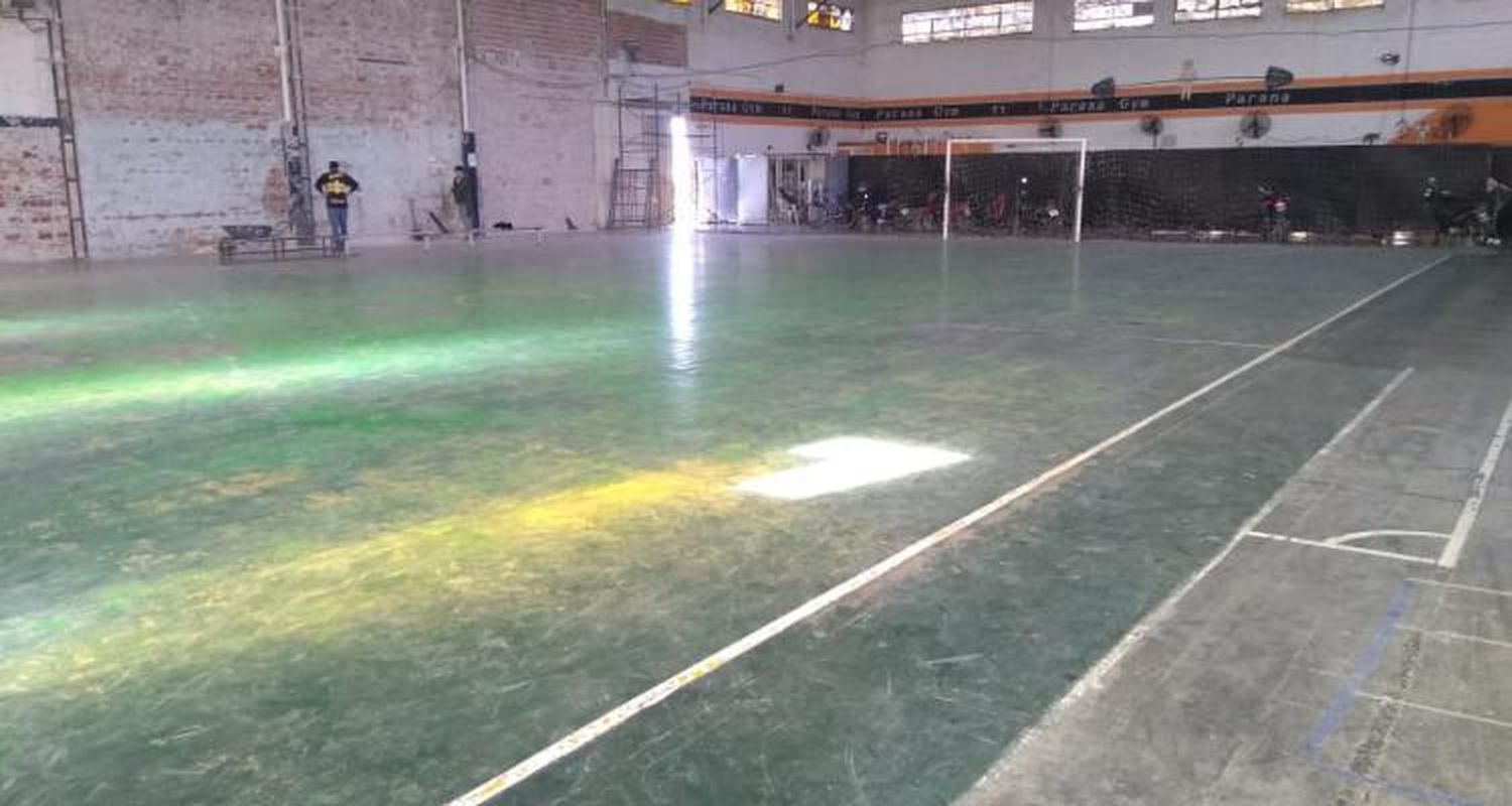Paraná sacará la cancha de fútbol 5 de su gimnasio que volverá a ser un polideportivo