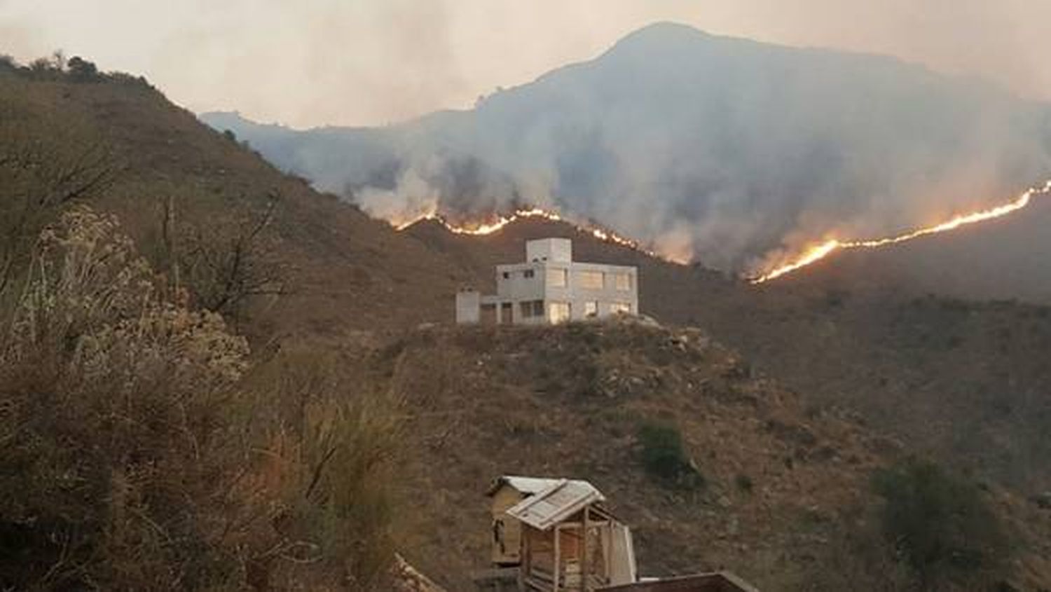 Se agravó el incendio forestal en San Luis: evacúan dos pueblos