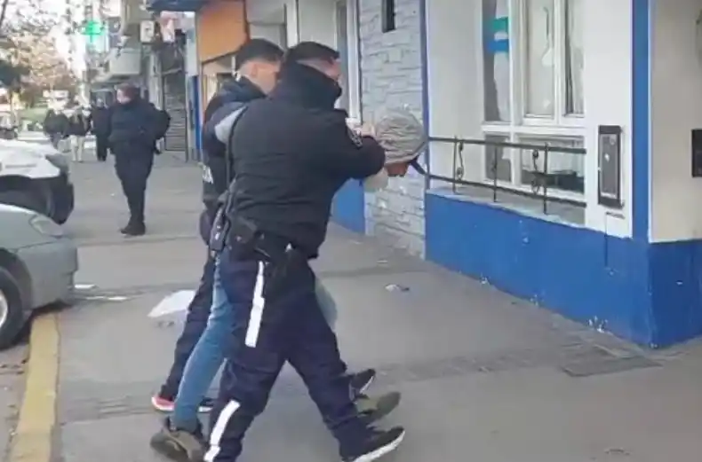 El sujeto estaba prófugo por un “robo en poblado y en banda”.