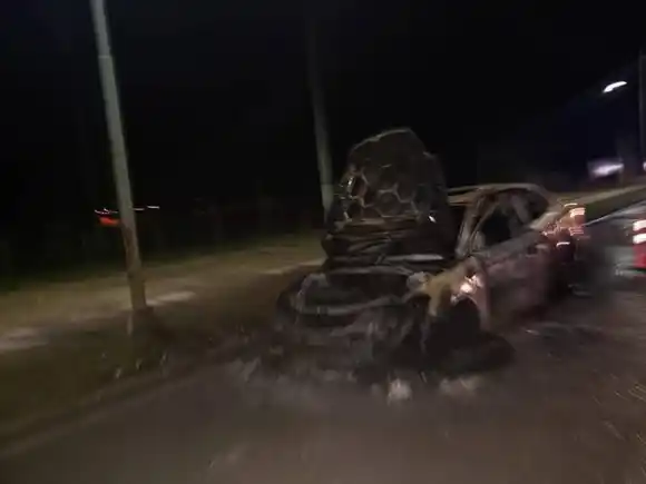 Incendio de un auto en la Avenida Monseñor Rösch