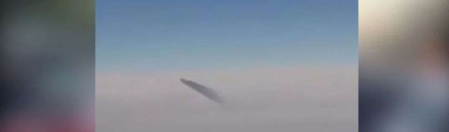 Filmaron a un ovni entre las nubes en pleno vuelo