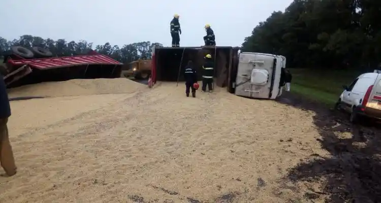 Otra vez, un pozo hizo volcar un camión en la ruta 191