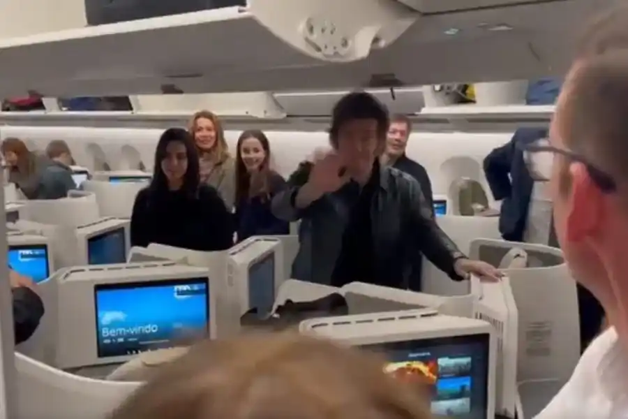 Video: Gritos y selfies  para Javier Milei en el avión de regreso a la Argentina