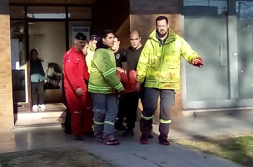 Cayó un andamio y dos operarios resultaron heridos